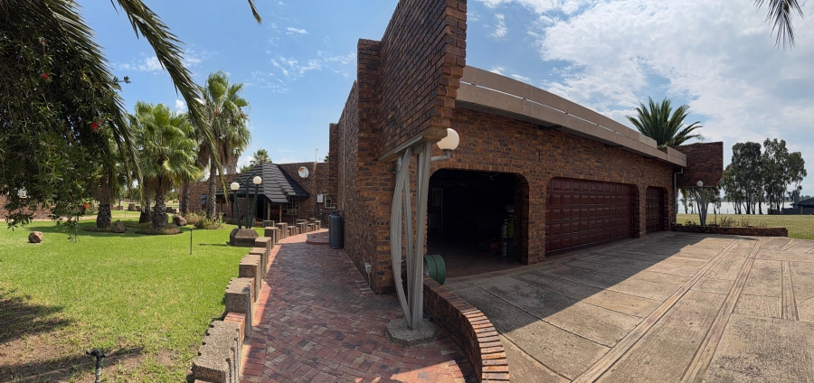 5 Bedroom Property for Sale in Metsimaholo Free State